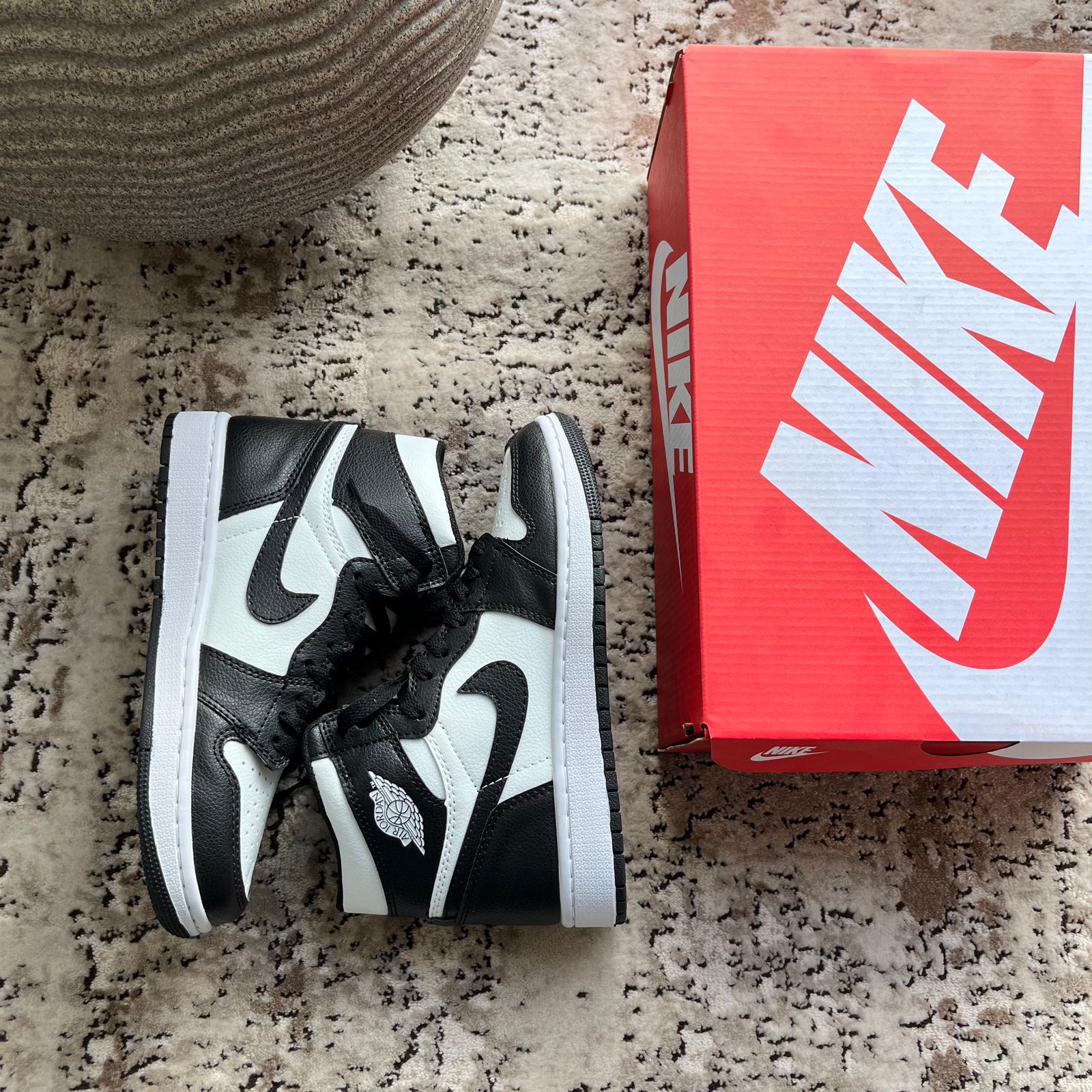 NIKE AIR JORDAN RETRO 1 PANDA NEGRO Y BLANCO UNISEX NOVASNEAKERS